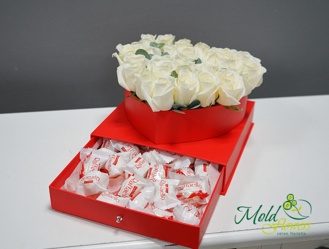 Коробка с белыми розами "White heart" Фото